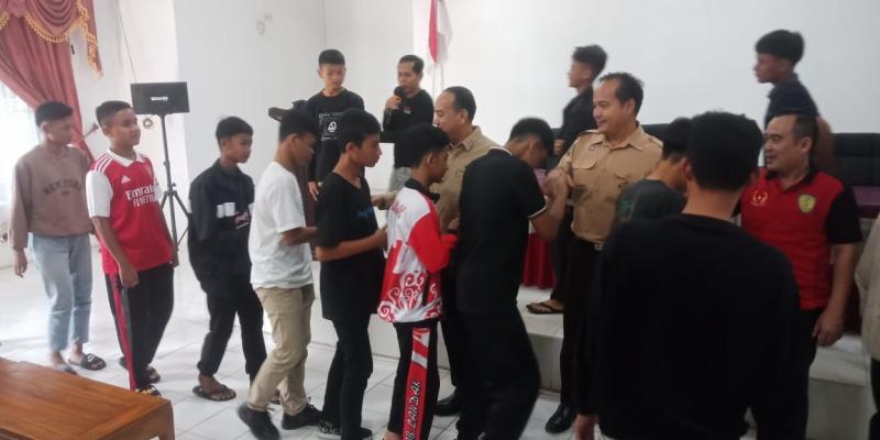 Kepala Dinas Pendidikan dan Kebudayaan Kabupaten Landak Melepas Keberangkatan Atlit Gala Siswa Indonesia jenjang SMP Kabupaten Landak