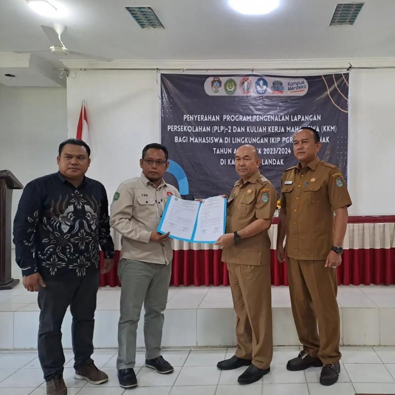 Penyerahan Program Pengenalan Lapangan persekolahan dan Kuliah Kerja Mahasiswa IKIP PGRI Pontianak di Kabupaten Landak